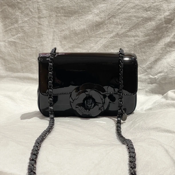 99新 Chanel/香奈儿 壹所奢品Chanel 23K山茶花 CFmini 漆皮 纯黑