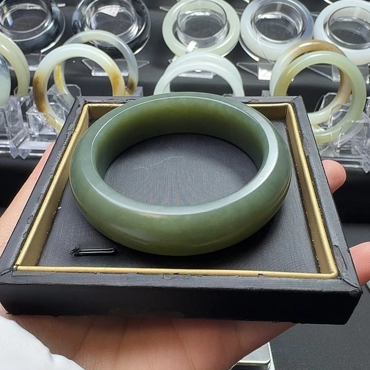 和田玉未镶嵌手镯