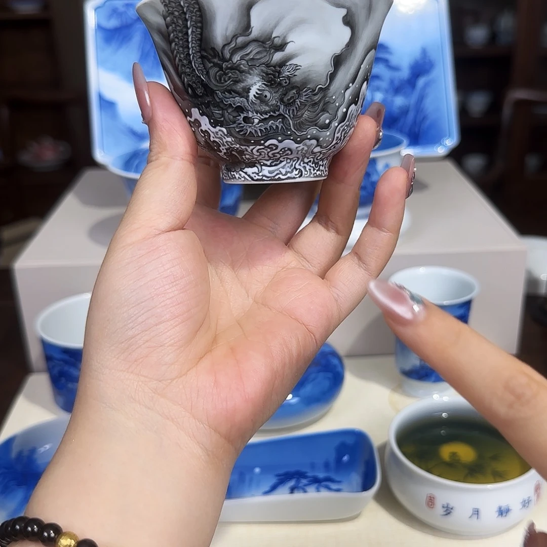 粉彩墨龙手绘盖碗