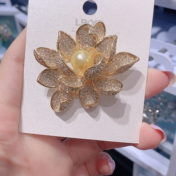 锆石铜合金莲花胸针