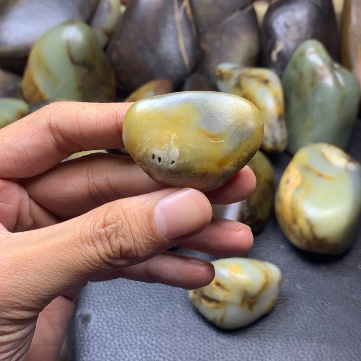 温***玉和田玉未镶嵌颈饰