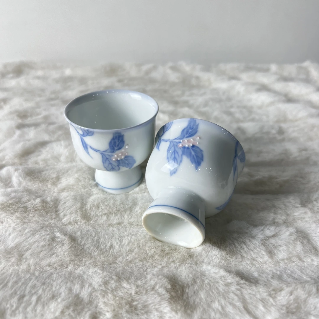 无底款手绘小花小酒盏一对