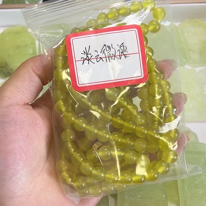 淡***语未镶嵌蛇纹石玉颈饰