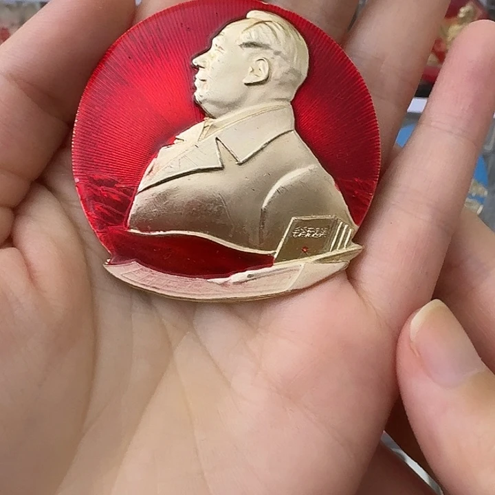 大***鹰其他普通金属红色收藏纪念章