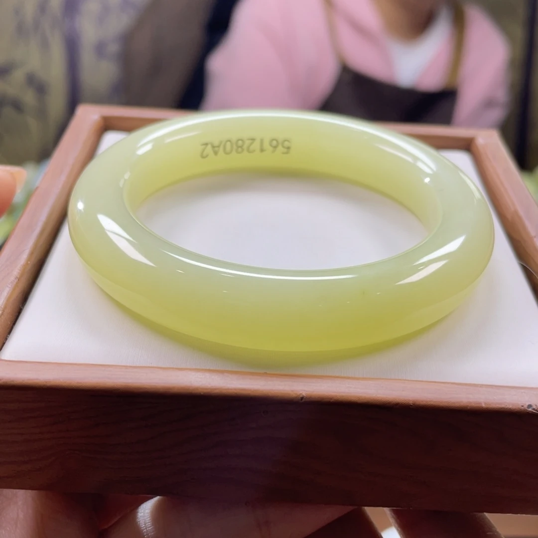 和田玉未镶嵌手镯56圈