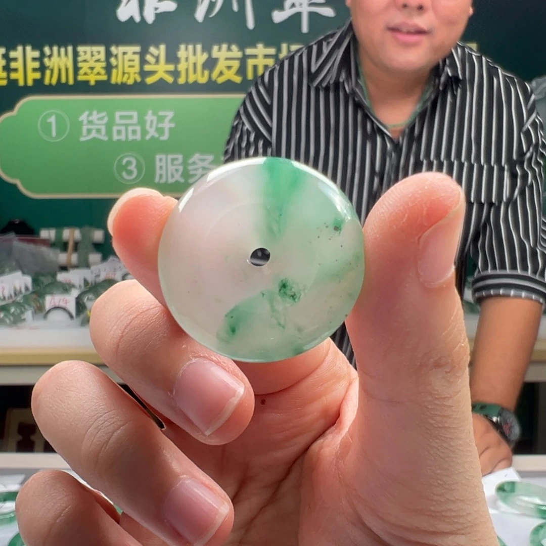 ****。石英岩玉未镶嵌颈饰