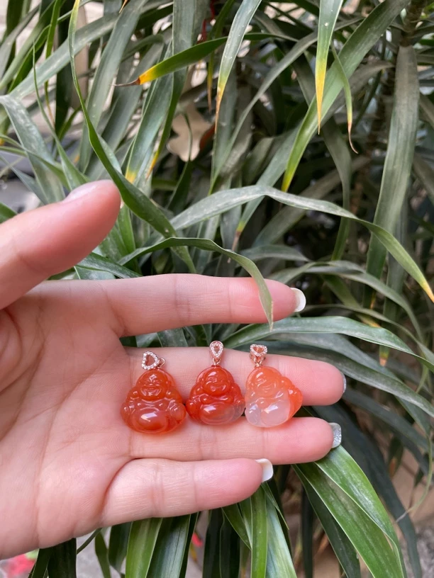 南红高冰大肚佛公，冰透干净细腻，喜笑颜开，多样性发其一