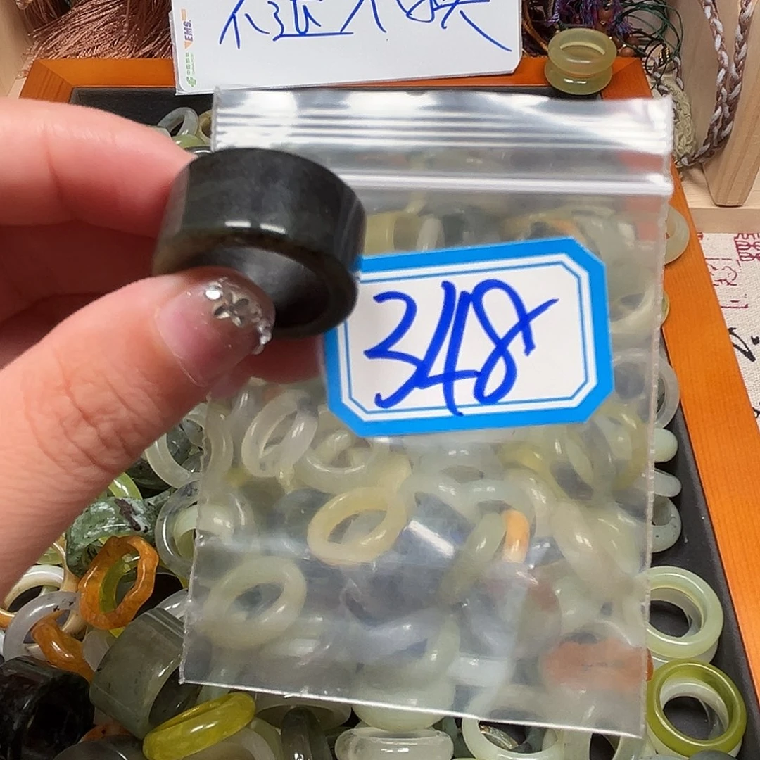 一***花未镶嵌蛇纹石玉珠宝奇石
