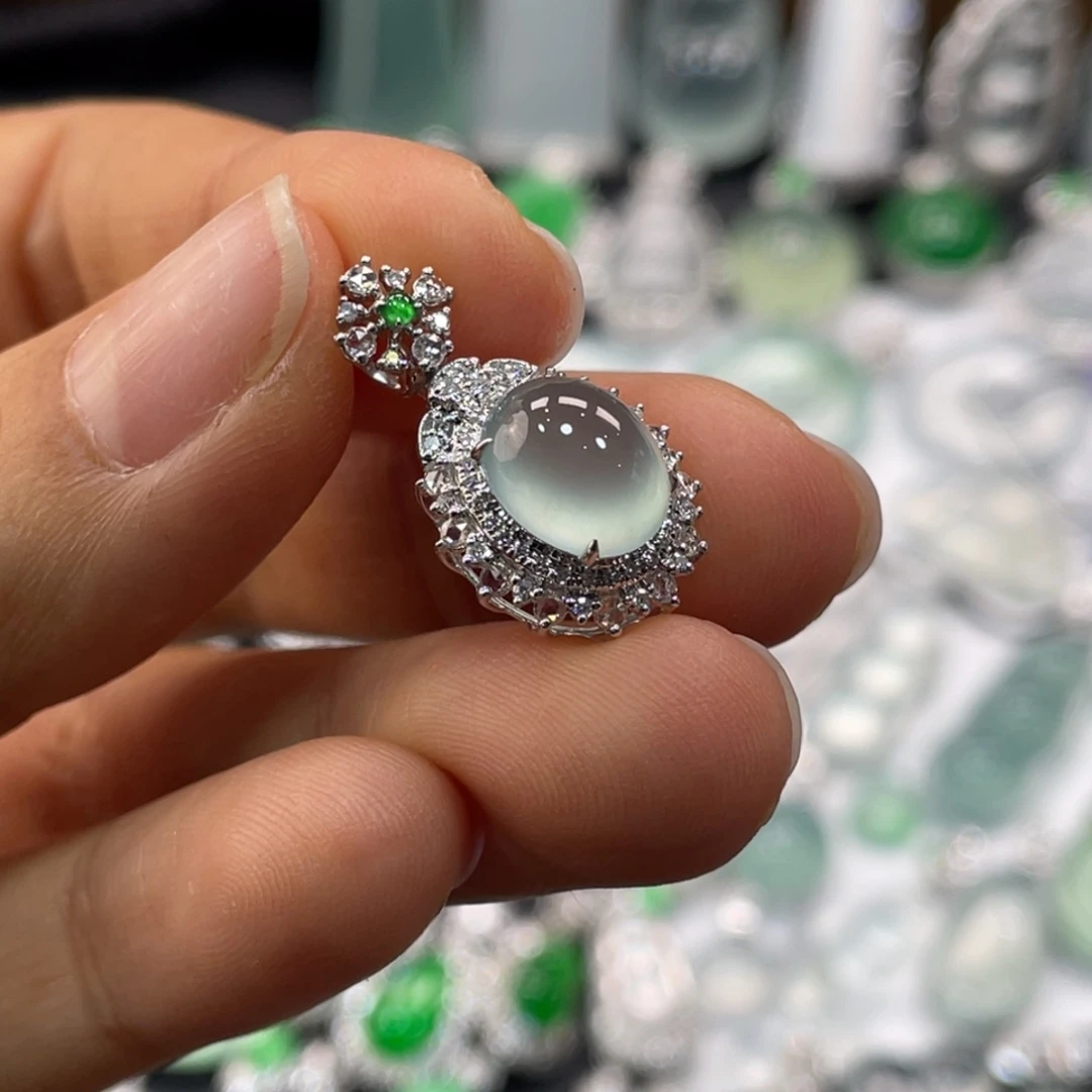 翡翠18K金镶嵌颈饰