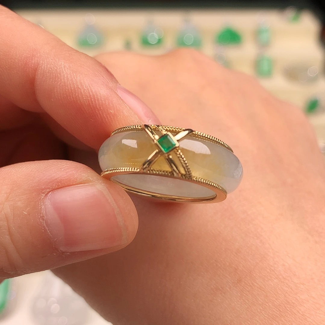 18K金镶嵌戒指翡翠缅料