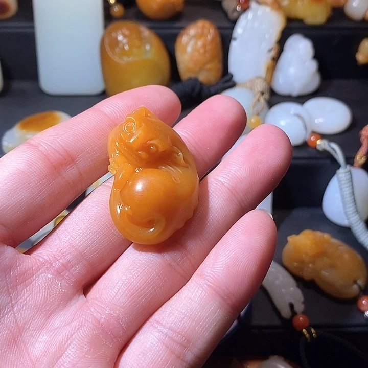 沂***）和田玉（糖玉）未镶嵌颈饰