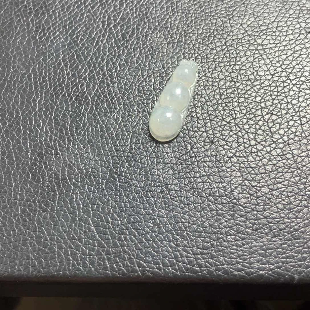 A***哒翡翠未镶嵌颈饰翡翠福豆