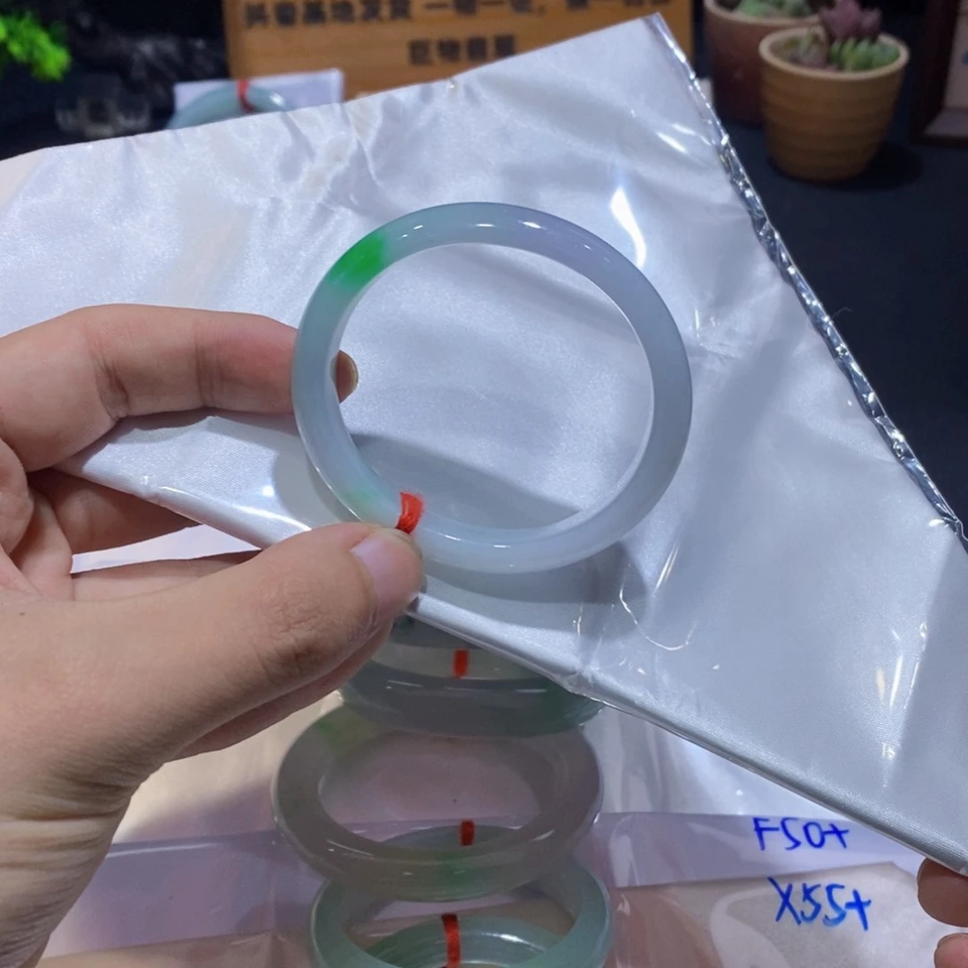 翡翠手镯未镶嵌翡翠手镯