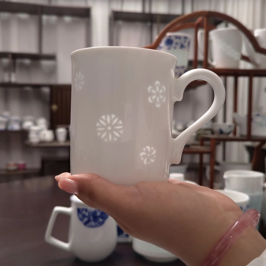 瓷纯白皮球花马克杯一个