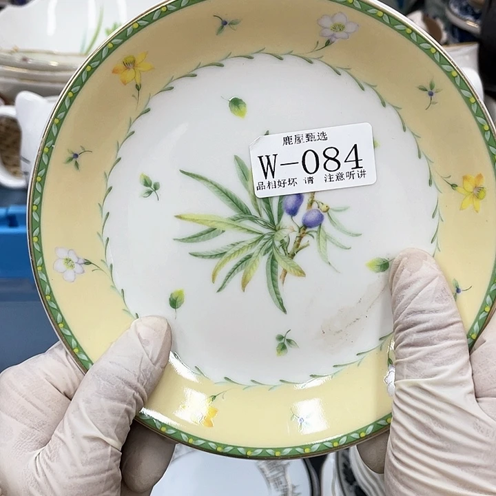 突****风84 满28包邮，默认微瑕，完美慎入