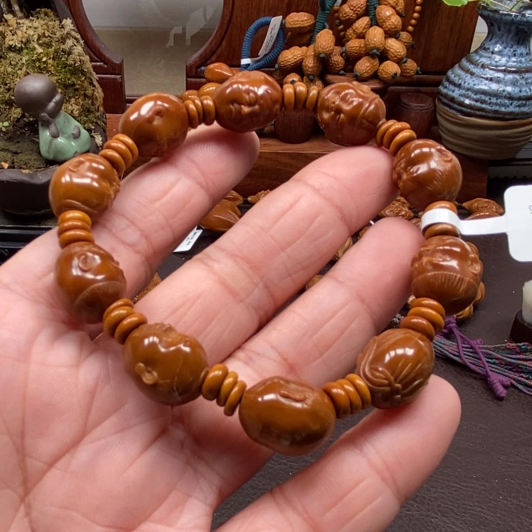 1.3小童子橄榄核雕刻