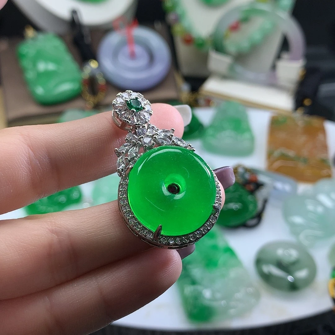 翡翠未镶嵌吊坠(赠链)