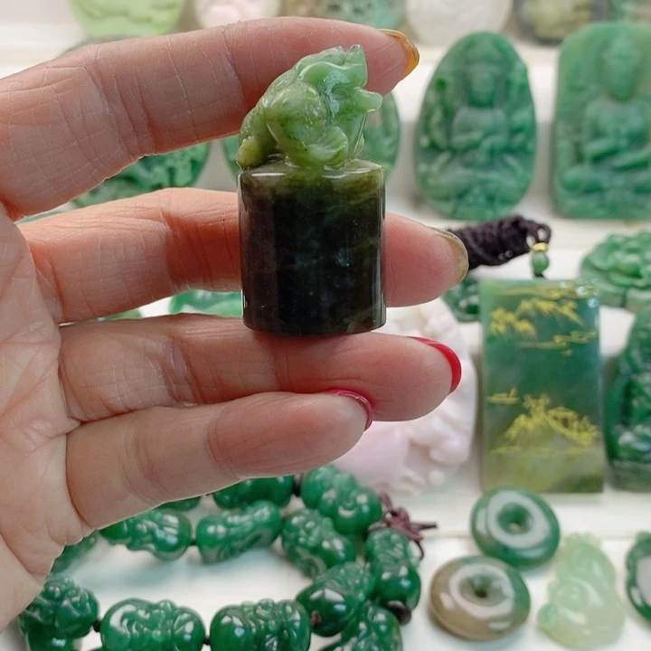 独山玉未镶嵌颈饰