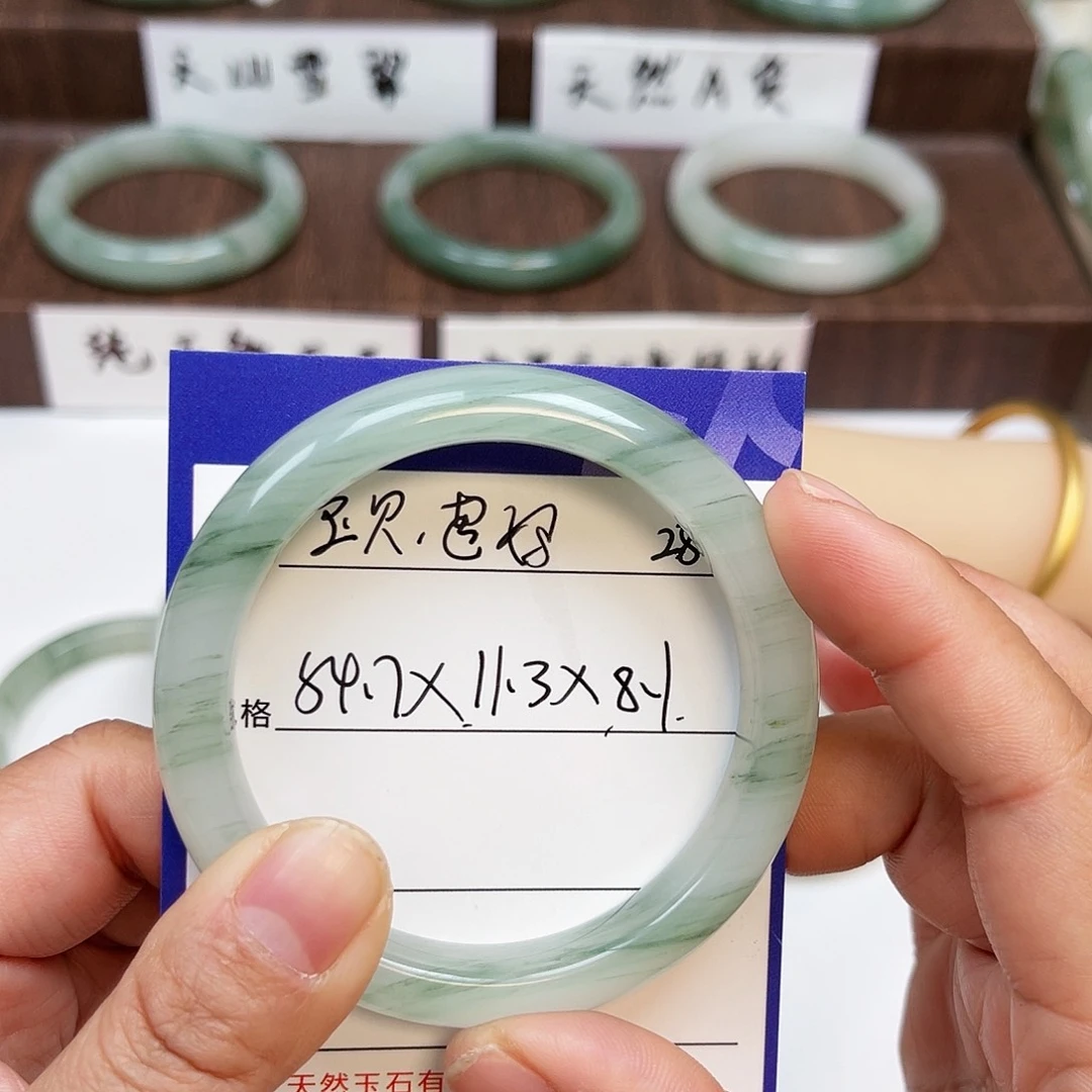 石英质玉手镯未镶嵌宝****！