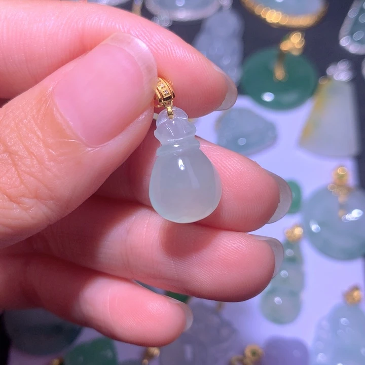 翡翠18K金镶嵌颈饰翡翠