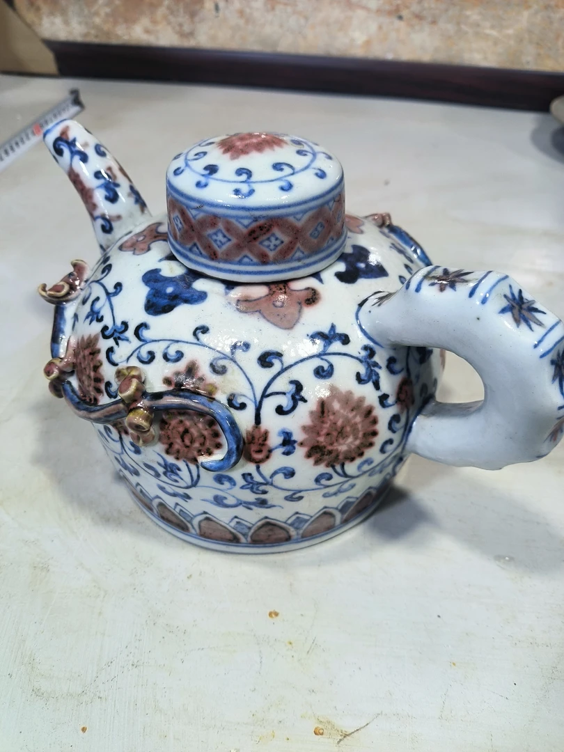 青花釉里红缠枝壶