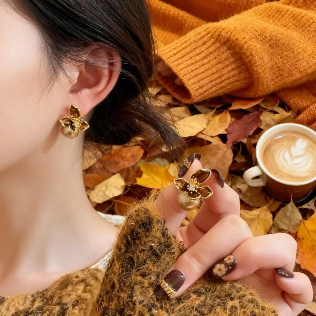 铜合金耳饰 秋冬氛围感美拉德鸢尾花珠珠耳钉女简约百搭轻奢气质