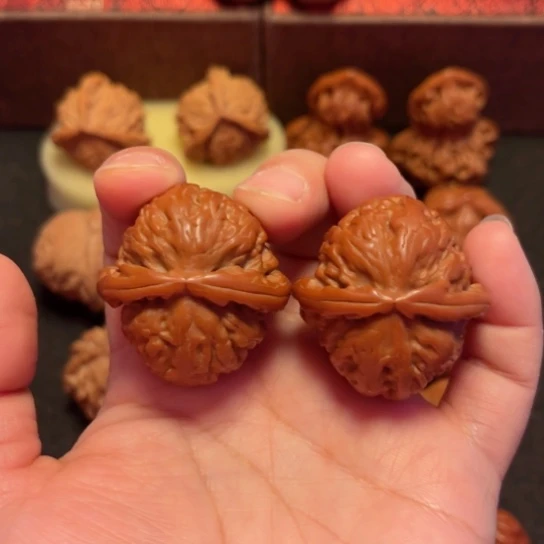 文玩核桃吊坠白狮子