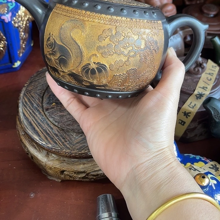 紫泥茶壶原矿泥料手工制作的一把紫砂壶。