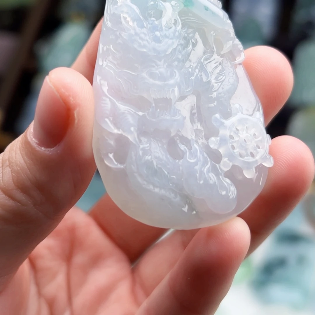 翡翠未镶嵌颈饰龙