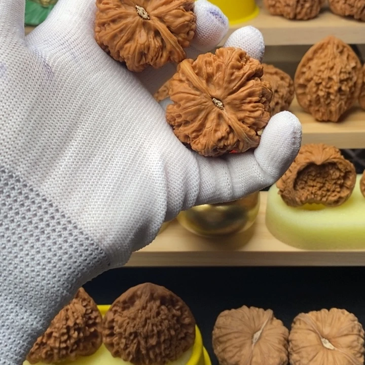 文玩核桃把件雪花底大粗筋44尺球筋