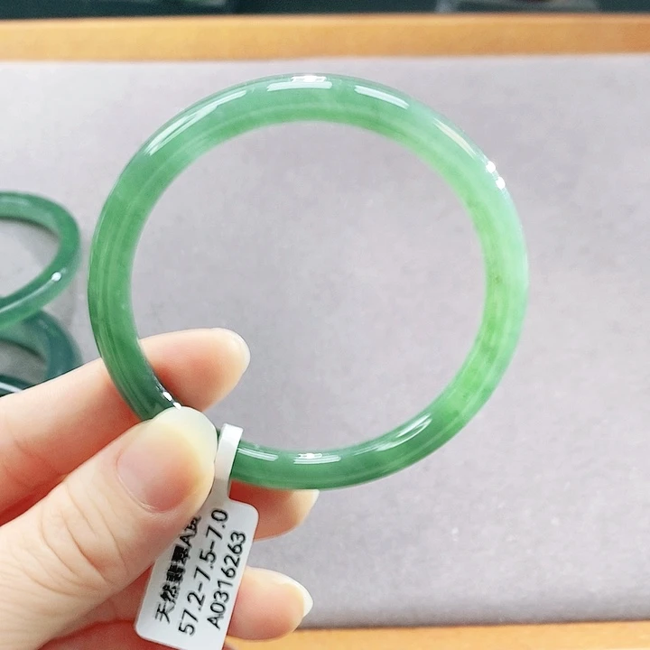 翡翠未镶嵌手镯（圆镯）