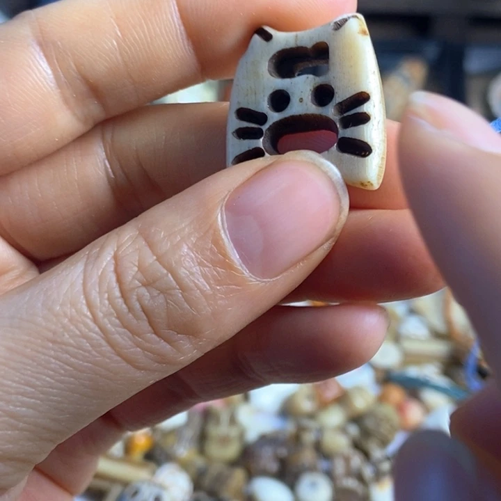 兠**菀配饰驼雕刻猫咪牌子