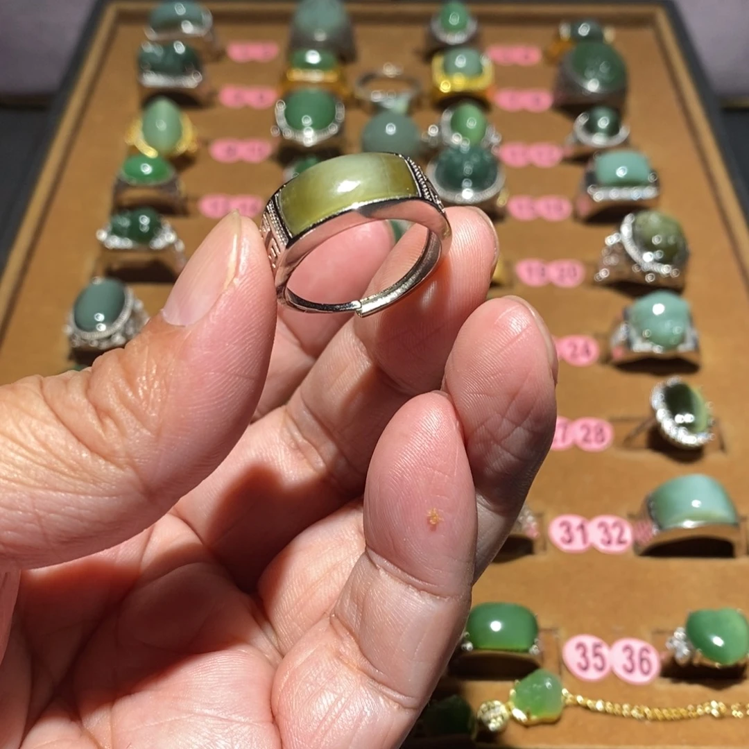 好***菜和田玉未镶嵌戒指