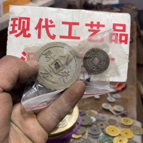 铜周**?现代文创工艺品