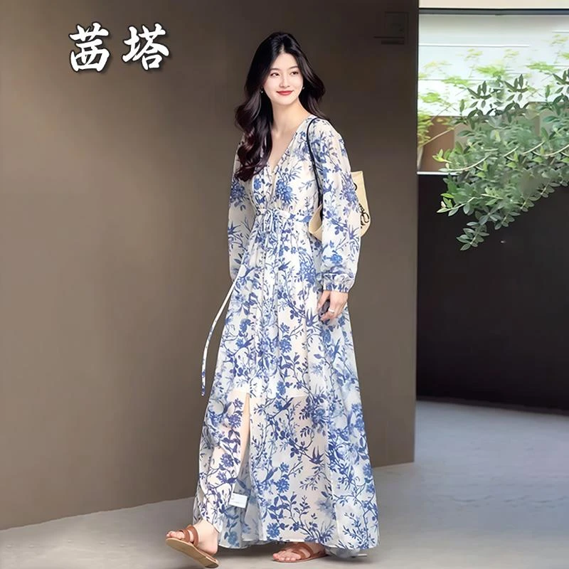 法式复古碎花v领长袖连衣裙女度假风收腰大摆长裙2025夏季茶歇裙