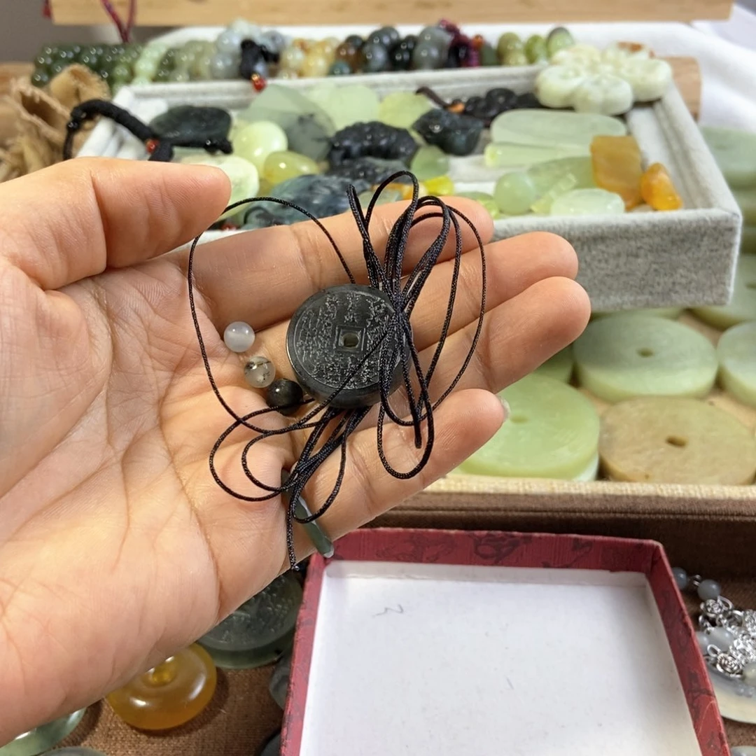 蛇纹石玉颈饰未镶嵌路*冰