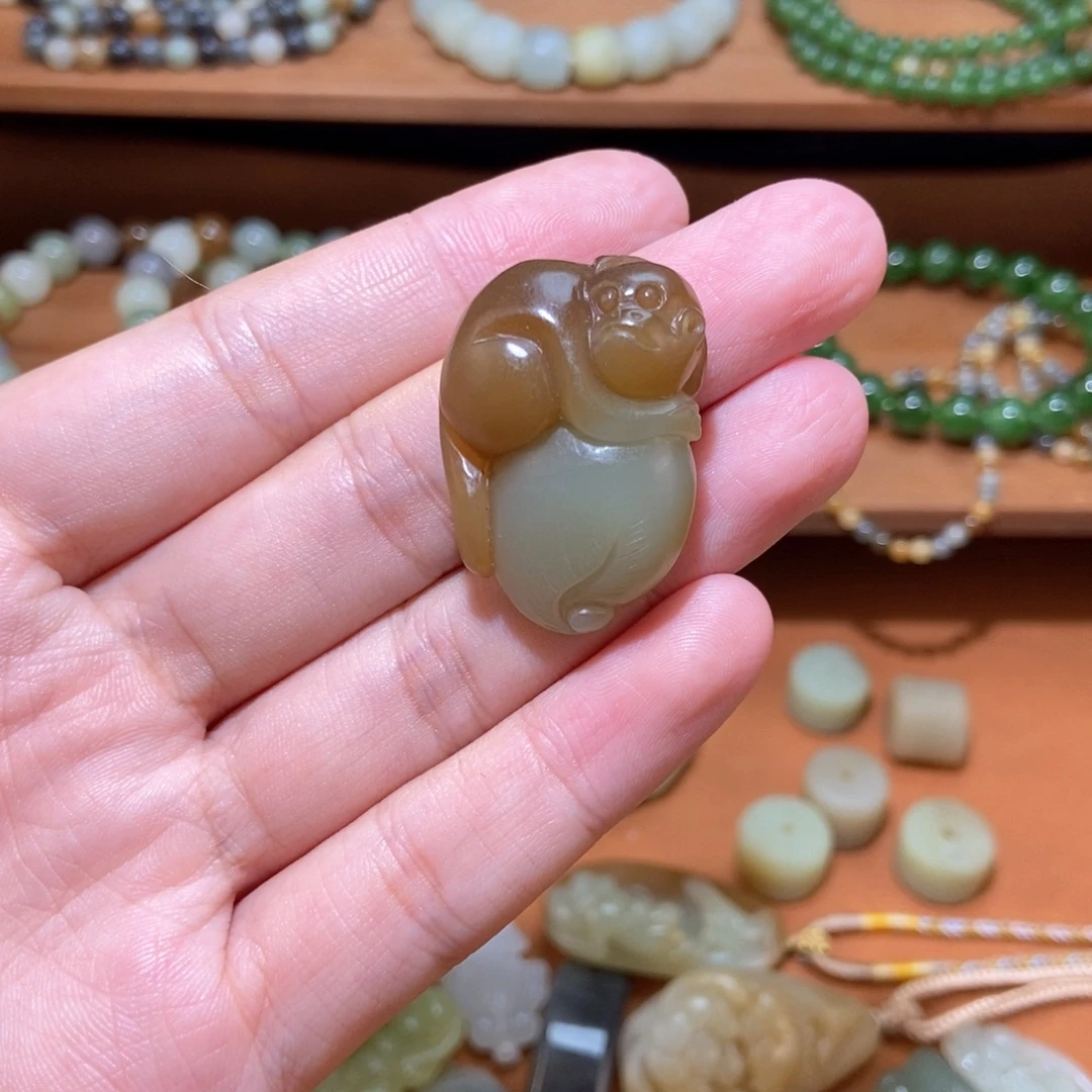玄***月颈饰未镶嵌和田玉