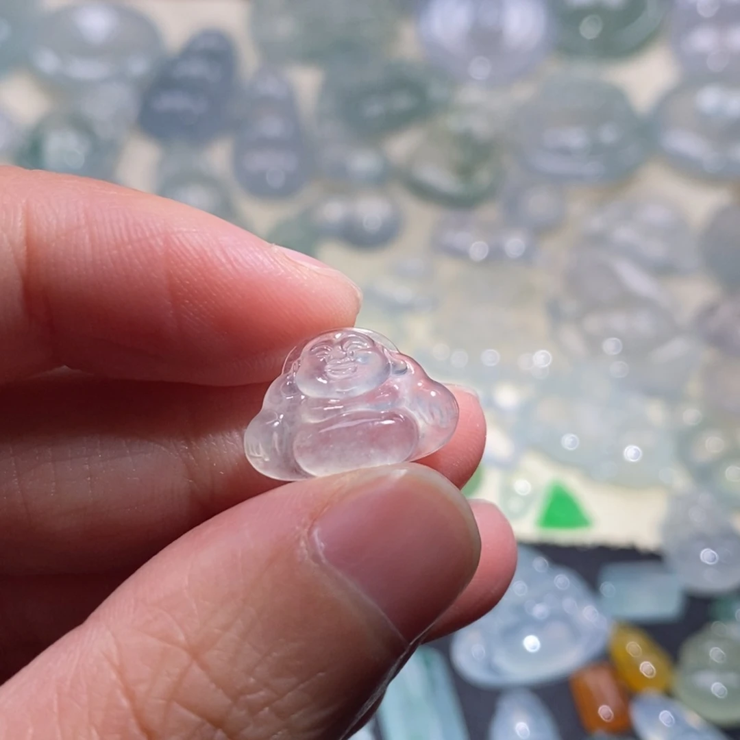 翡翠颈饰未镶嵌小**?