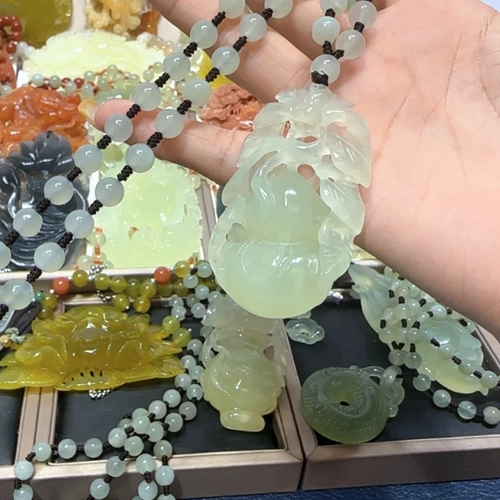 未镶嵌蛇纹石玉吊坠