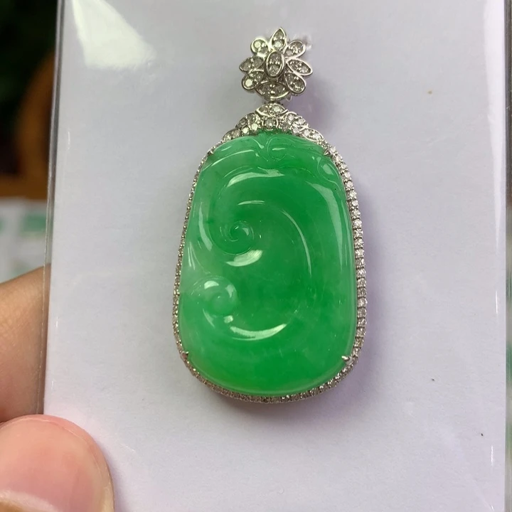 翡翠18K金镶嵌颈饰