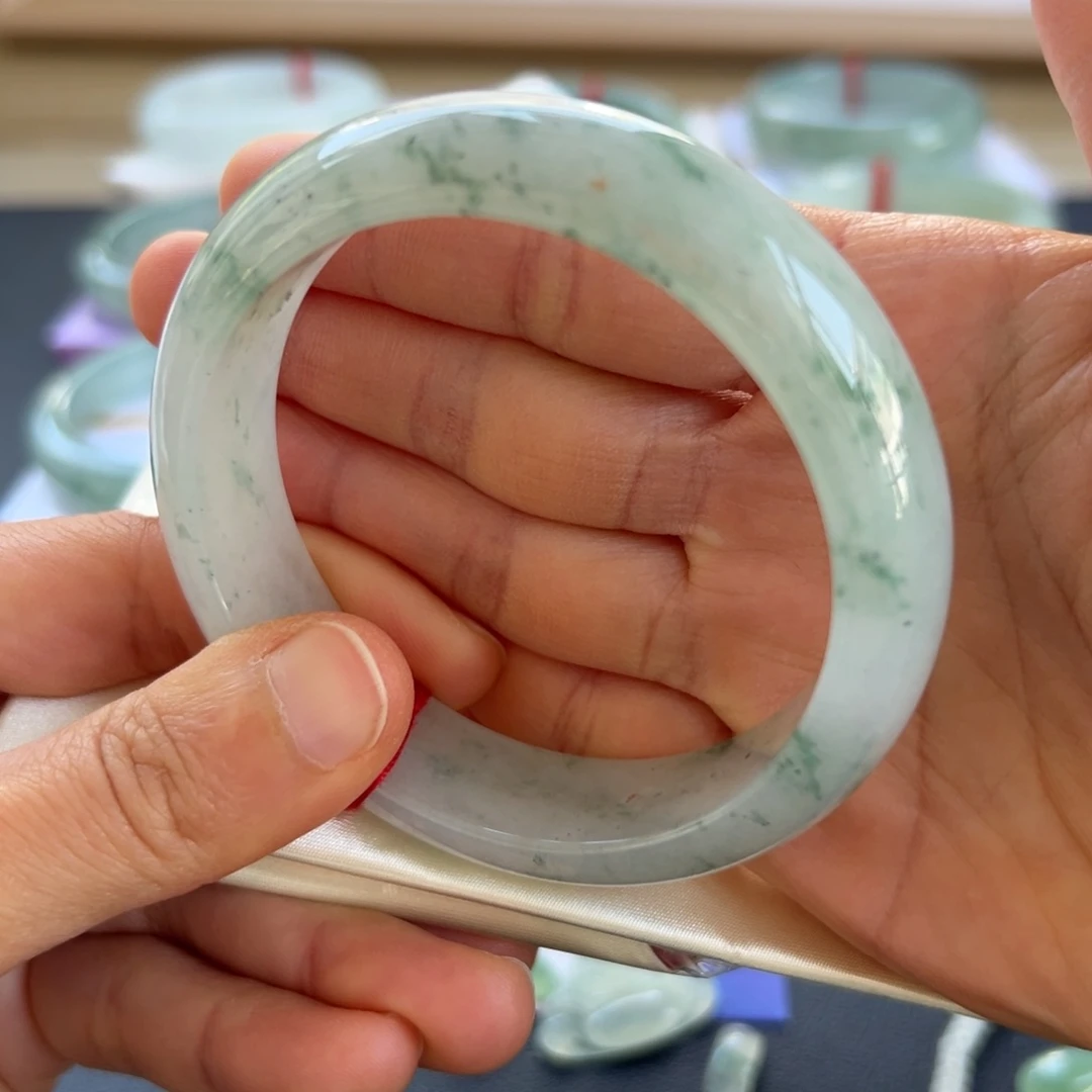 翡翠手镯未镶嵌手镯