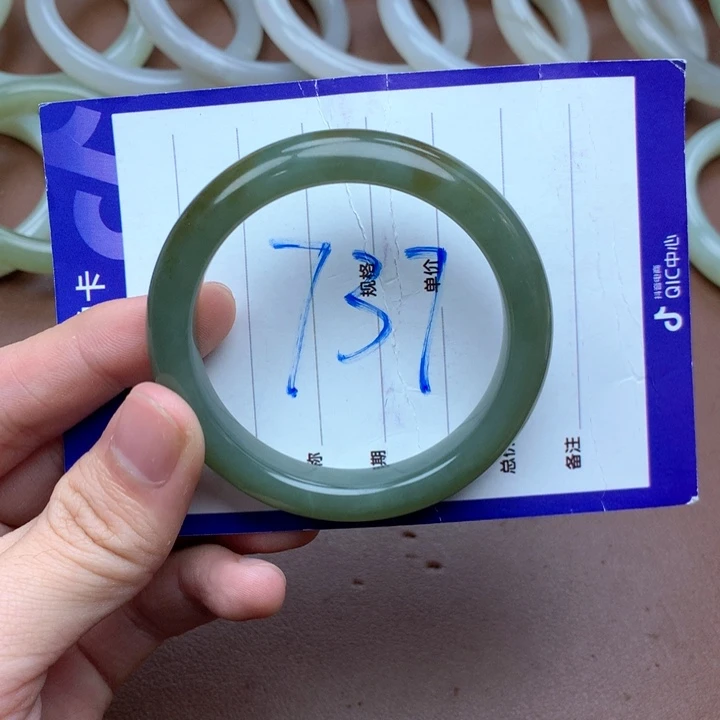 十***月和田玉未镶嵌手镯