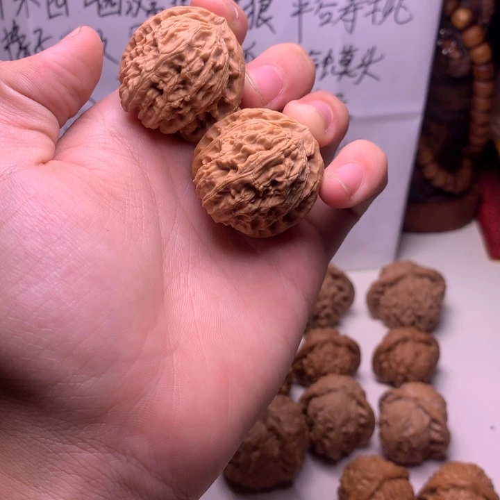 文玩核桃吊坠白狮子