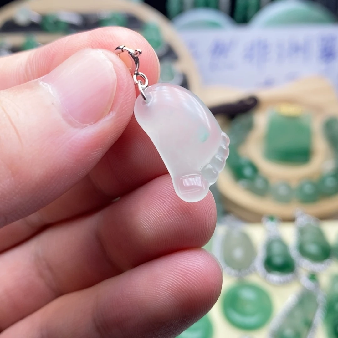 未镶嵌石英质玉（非洲翠）车挂