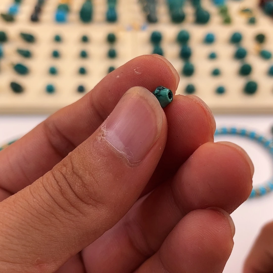 绿松石未镶嵌颈饰