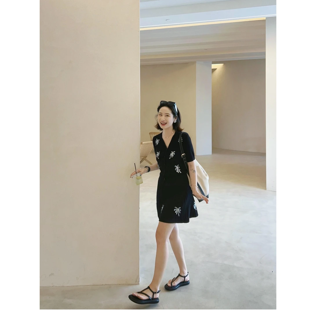 2025夏季新款韩系穿搭大方得体小香风黑色烟花亮片针织衫套装裙女