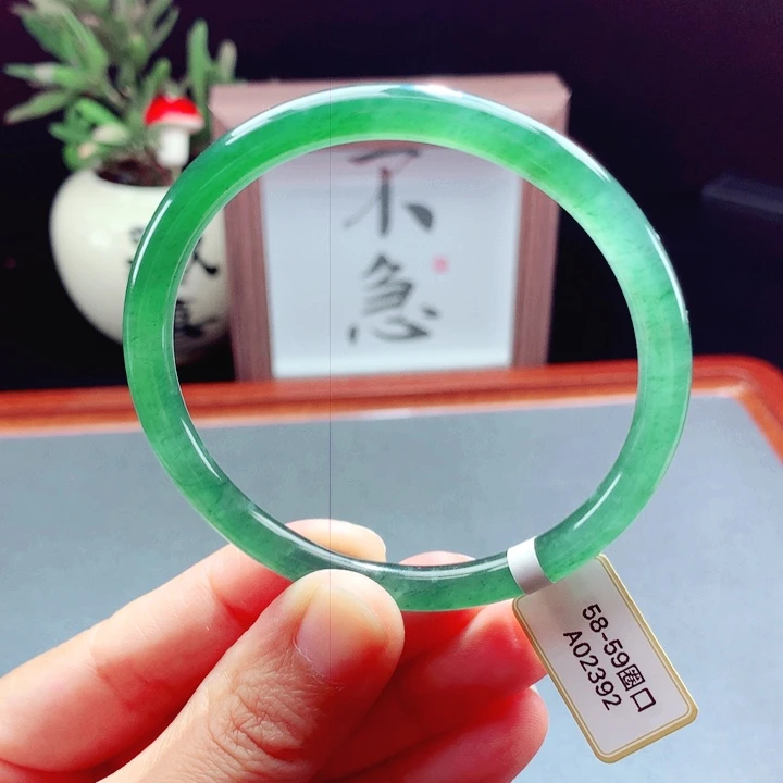 未镶嵌手镯翡翠圆镯
