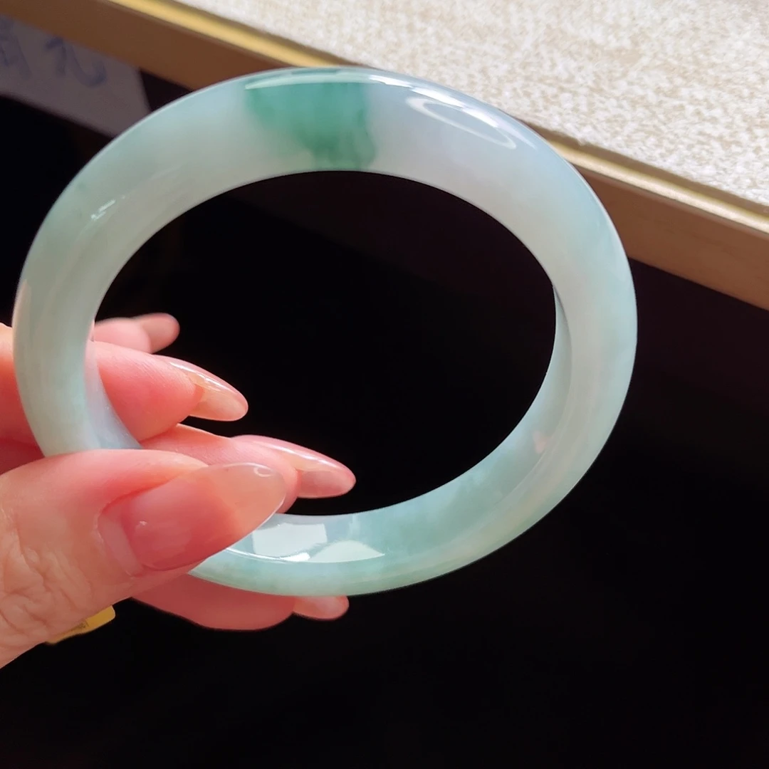 翡翠手镯未镶嵌手镯