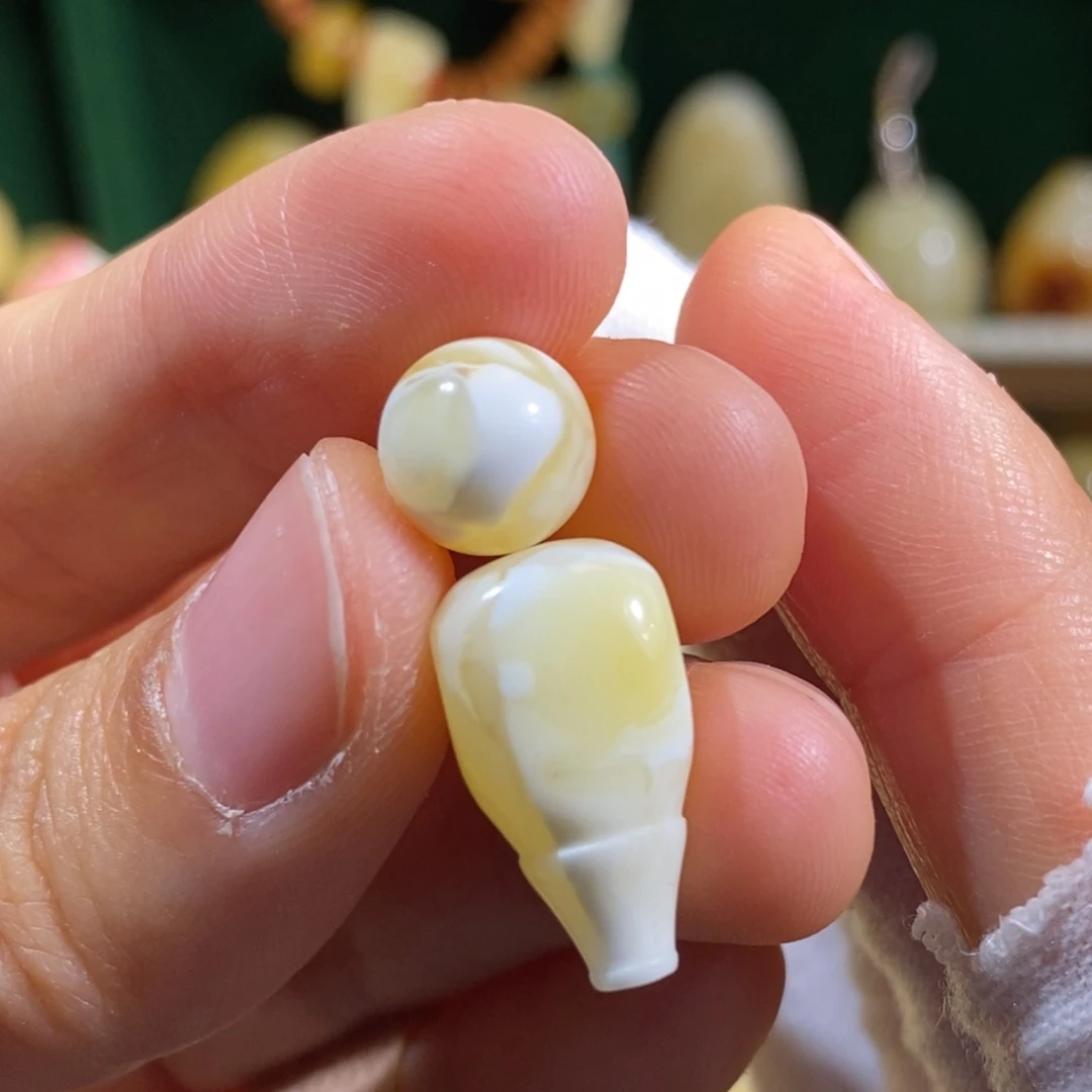 蜜蜡未镶嵌裸石微瑕