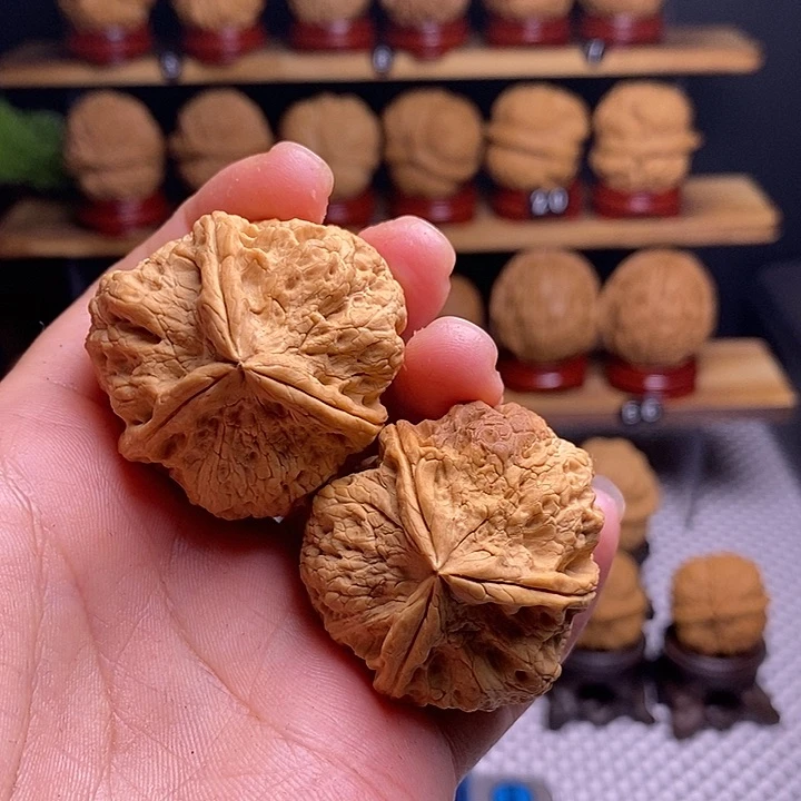 文玩核桃吊坠金刚岩三棱40